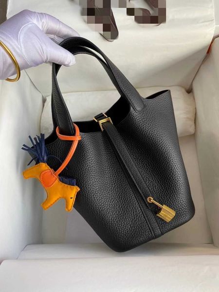 original luxury picotin lock bag sewn half-hand wax thread lychee texture tc leather portable vegetable basket bucket women's bag fashi
original luxury picotin lock bag sewn half-hand wax thread lychee texture tc leather portable vegetable basket bucket women's bag fashi