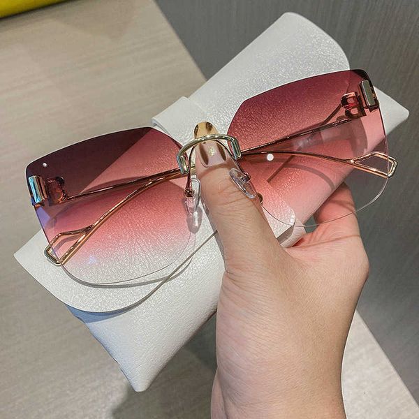 Fashion top BB sunglasses letter b B family Korean frameless ocean Sunglasses Women's leptin color metal Large Frame UV protection with logo box
Fashion top BB sunglasses letter b B family Korean frameless ocean Sunglasses Women's leptin color metal Large Frame UV protection with logo box