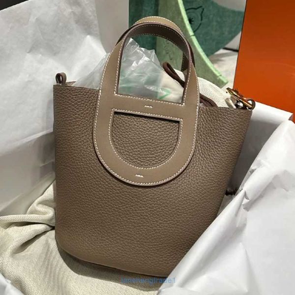 h ermes picotin lock handbags 2023 new togo layer cowhide pig nose vegetable basket bucket bag handheld one shoulder crossb with real logo
h ermes picotin lock handbags 2023 new togo layer cowhide pig nose vegetable basket bucket bag handheld one shoulder crossb with real logo