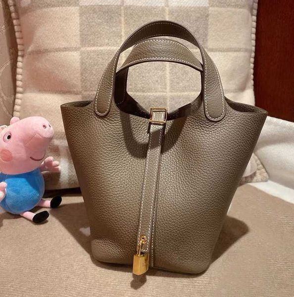 luxury picotin lock bag new 2023 togo leather vegetable basket bag portable bucket simple large capacity high grade light luxury women'
luxury picotin lock bag new 2023 togo leather vegetable basket bag portable bucket simple large capacity high grade light luxury women'