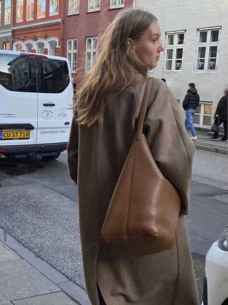 designer bags leather bag large capacity shoulder cowhide hand mother lichee grain head layer bucketclassic tote bag the row kc15
designer bags leather bag large capacity shoulder cowhide hand mother lichee grain head layer bucketclassic tote bag the row kc15