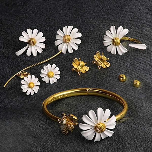 huanzhi 2020 new design gold color daisy flower bee animal asymmetry adjustable buckle bracelet for women girl set jewelry part l230704, Black
huanzhi 2020 new design gold color daisy flower bee animal asymmetry adjustable buckle bracelet for women girl set jewelry part l230704, Black