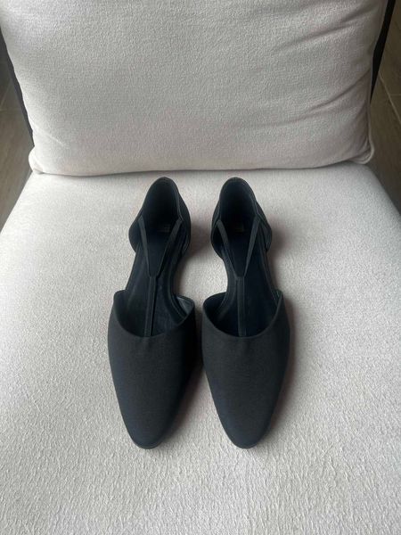 toteme new black silk t-strap flat heel sandals with pointed hollow baotou spring/summer single shoes
toteme new black silk t-strap flat heel sandals with pointed hollow baotou spring/summer single shoes