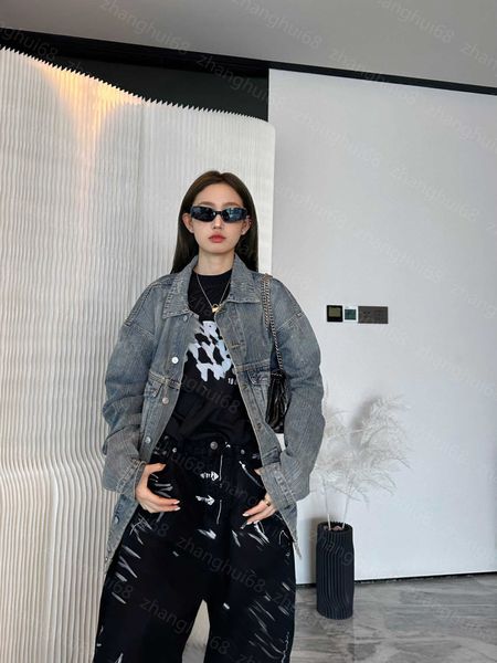 23ss womens designer clothing womens jacket do old wash water holes back letter logo ironed drill denim jacket women clothes, Black;brown
23ss womens designer clothing womens jacket do old wash water holes back letter logo ironed drill denim jacket women clothes, Black;brown