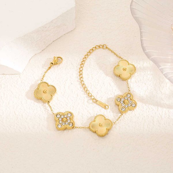 cyber red lucky four leaf grass bracelet with titanium steel 18k light luxury and simple temperament celebrity fashion versatile, Golden;silver 
cyber red lucky four leaf grass bracelet with titanium steel 18k light luxury and simple temperament celebrity fashion versatile, Golden;silver