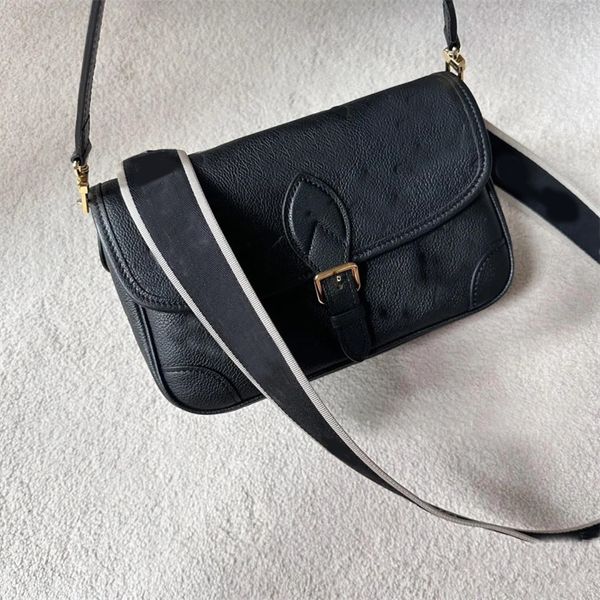 baguette borse black designer bag womens wide canvas strap casual office leather letter famous diane bags elegant simple big capacity fashio
baguette borse black designer bag womens wide canvas strap casual office leather letter famous diane bags elegant simple big capacity fashio