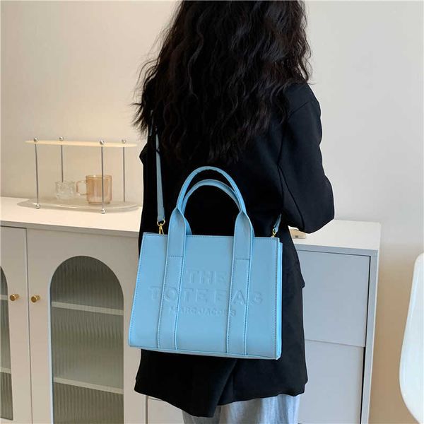new high capacity one shoulder crossbody handheld women's bag fashionable and versatile for work and commuting simple and textured bag
new high capacity one shoulder crossbody handheld women's bag fashionable and versatile for work and commuting simple and textured bag