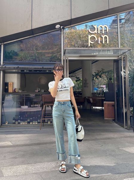 spring/summer new heavy industry nail drill rolled edge crop jeans high waist crop fit, Blue 
spring/summer new heavy industry nail drill rolled edge crop jeans high waist crop fit, Blue