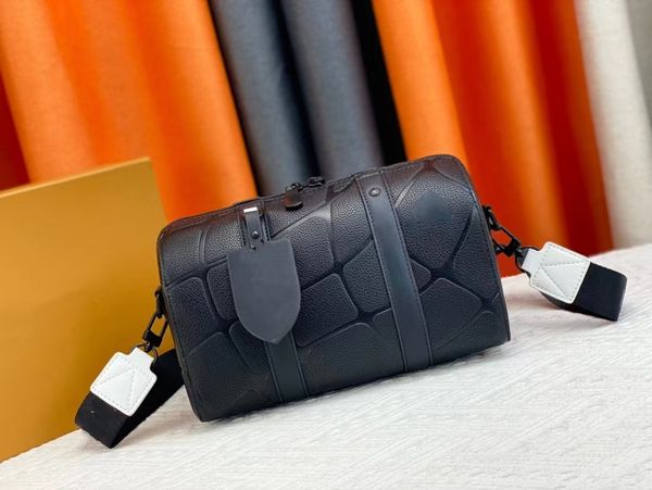 fashion design football embossed leather handbag texture highlights fashion metal leather brand and jacquard shoulder strap
fashion design football embossed leather handbag texture highlights fashion metal leather brand and jacquard shoulder strap