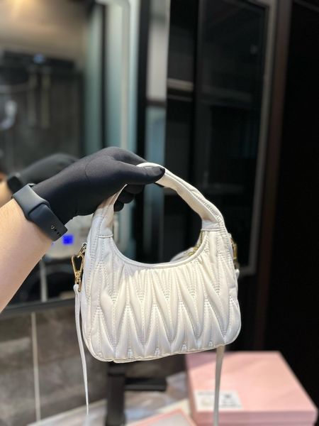 new bag, women's high-end pleated bag, texture, niche fashion, versatile handheld crescent bag, crossbody bag
new bag, women's high-end pleated bag, texture, niche fashion, versatile handheld crescent bag, crossbody bag
