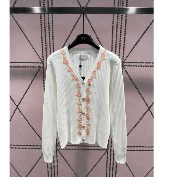 23ss womens knits womens designer clothing floral embroidery v-neck knitted long-sleeved cardigan womens clothes a1, White
23ss womens knits womens designer clothing floral embroidery v-neck knitted long-sleeved cardigan womens clothes a1, White