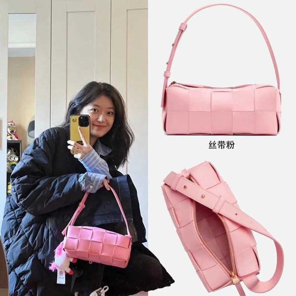 genuine leather brick woven underarm bag with high appearance celebrity internet and the same large capacity portable pillow
genuine leather brick woven underarm bag with high appearance celebrity internet and the same large capacity portable pillow