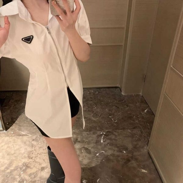 23ss spring summer new shirt designer blouse triangle logo decoration three-dimensional cutting waist short sleeved shirt slim zipper temper, White
23ss spring summer new shirt designer blouse triangle logo decoration three-dimensional cutting waist short sleeved shirt slim zipper temper, White