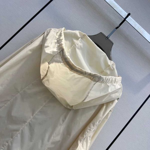 summer ladies hooded casual letter print sunscreen coat, nylon fabric soft and comfortable, loose version of leisure fashion., Black;brown
summer ladies hooded casual letter print sunscreen coat, nylon fabric soft and comfortable, loose version of leisure fashion., Black;brown