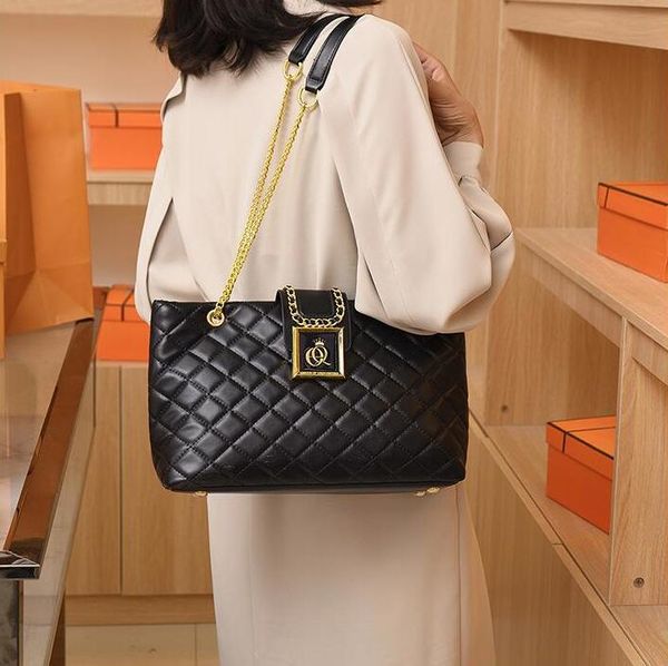Sales factory shoulder bags 2 colors large capacity wear-resistant leather tote bag elegant solid color sewing rhombic chain foreskin buckle fashion backpack 20186#, White
Sales factory shoulder bags 2 colors large capacity wear-resistant leather tote bag elegant solid color sewing rhombic chain foreskin buckle fashion backpack 20186#, White