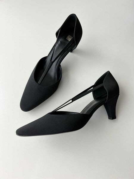2023 new toteme elastic belt pointed high heels versatile t-band hepburn style women's singles
2023 new toteme elastic belt pointed high heels versatile t-band hepburn style women's singles