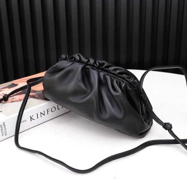 botte bag venetes pouch cloud wrap pleated dumpling women's leather handheld solid oblique straddle bag pc8a
botte bag venetes pouch cloud wrap pleated dumpling women's leather handheld solid oblique straddle bag pc8a