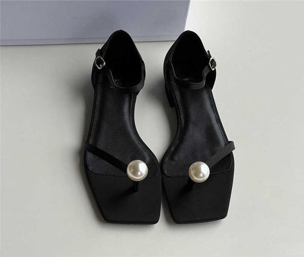 version toteme temperament silk elegance toe clip comfort versatile flat shoes square toe large pearl flat sandals
version toteme temperament silk elegance toe clip comfort versatile flat shoes square toe large pearl flat sandals