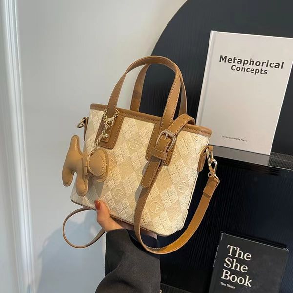 niche color diamond lattice handbag 2023 new simple trendy fashion bucket bag leisure all cross-body bag manufacturers direct sales
niche color diamond lattice handbag 2023 new simple trendy fashion bucket bag leisure all cross-body bag manufacturers direct sales
