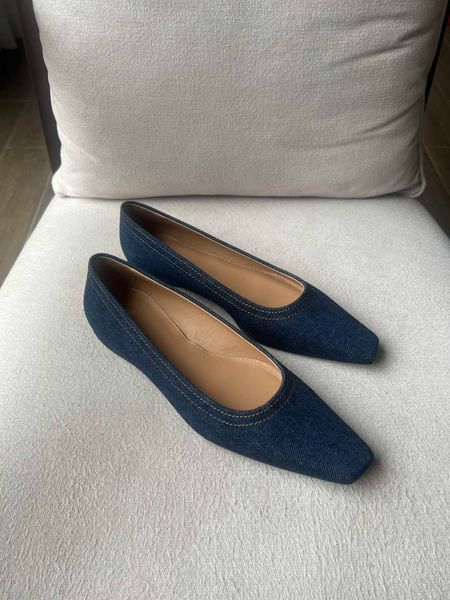 the original toteme square head denim single shoe is simple and casual with flat bottom and high inside pedal
the original toteme square head denim single shoe is simple and casual with flat bottom and high inside pedal