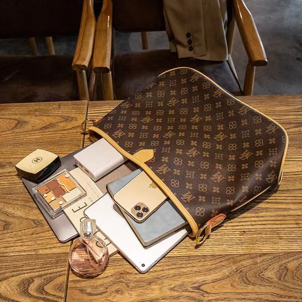 luxury bag designer 3a handbag crossbody bag fashion classic soft leather large capacity computer phone boys give women holiday gifts souven
luxury bag designer 3a handbag crossbody bag fashion classic soft leather large capacity computer phone boys give women holiday gifts souven
