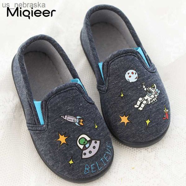 boys child home slippers autumn cotton soft anti skid cloud astronaut pattern outdoor walking shoes kids baby indoor slippers l230518, Black;grey
boys child home slippers autumn cotton soft anti skid cloud astronaut pattern outdoor walking shoes kids baby indoor slippers l230518, Black;grey