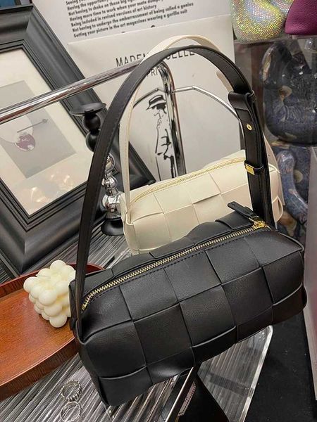 small bag 2023 new fashion high grade genuine leather handwoven women's underarm one shoulder square handbag
small bag 2023 new fashion high grade genuine leather handwoven women's underarm one shoulder square handbag