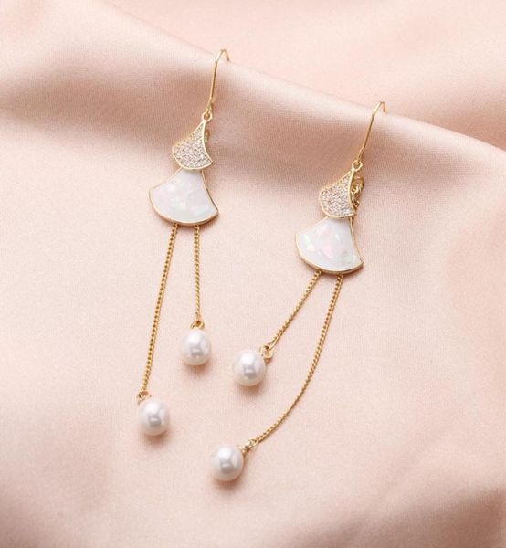 temperament women zircon pearl dangle chandelier brand luxury s925 silver pin ear hook plated 18k gold tassel shell fanshaped j5979905
temperament women zircon pearl dangle chandelier brand luxury s925 silver pin ear hook plated 18k gold tassel shell fanshaped j5979905