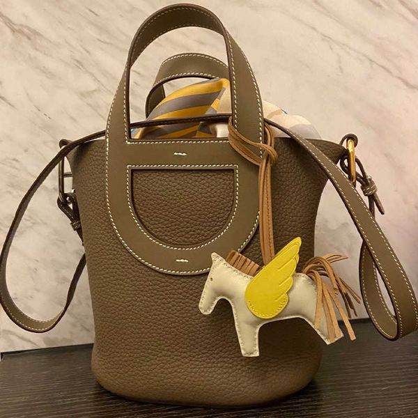 luxury picotin lock bag genuine leather 2023 small focus new togo cowhide pig nose vegetable basket bucket premium crossbody handbag a3g3
luxury picotin lock bag genuine leather 2023 small focus new togo cowhide pig nose vegetable basket bucket premium crossbody handbag a3g3
