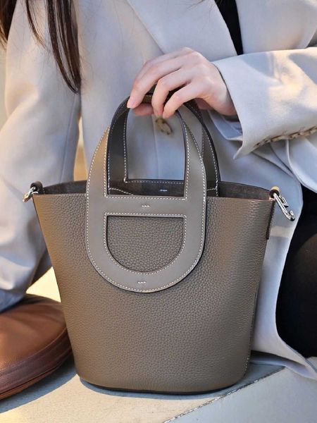 luxury picotin lock bag layer cowhide pig nose women's bag 2023 new vegetable basket large capacity single shoulder portable leather bu
luxury picotin lock bag layer cowhide pig nose women's bag 2023 new vegetable basket large capacity single shoulder portable leather bu