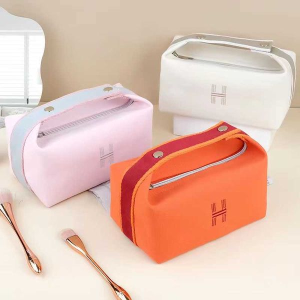 simple and portable makeup bag waterproof and dustproof large capacity travel portable washing bag portable lunch box storage bag
simple and portable makeup bag waterproof and dustproof large capacity travel portable washing bag portable lunch box storage bag