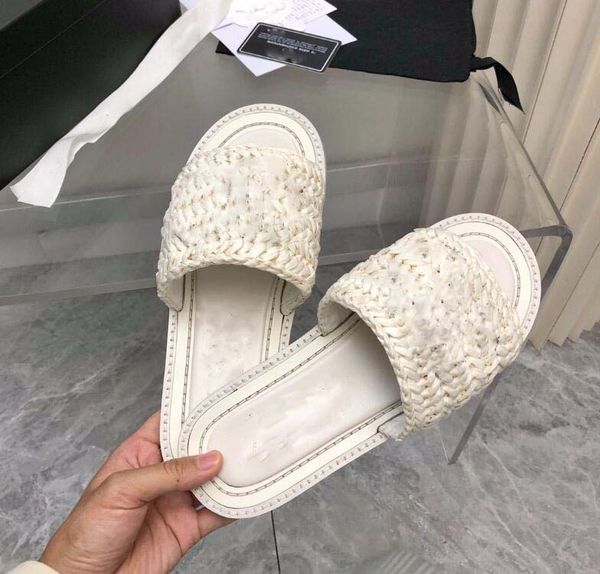 luxury slippers letter designer shoes plush autumn winter flat bottom sandal solid color fur fluffy slippers women leisure home sandals, Black
luxury slippers letter designer shoes plush autumn winter flat bottom sandal solid color fur fluffy slippers women leisure home sandals, Black