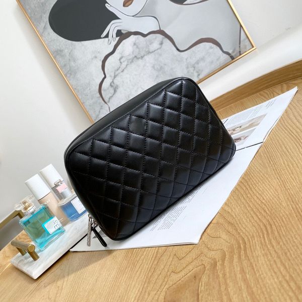 31105 women's handbag high-end quality makeup bag sheepskin material travel storage bag is very necessary capacity is very practical
31105 women's handbag high-end quality makeup bag sheepskin material travel storage bag is very necessary capacity is very practical