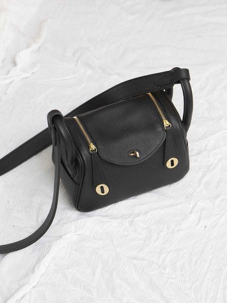 luxury hemrres tote bag leather women's 2303 bag lindys's layer togoa class fashion single shoulder messenger simple 1 qa6k
luxury hemrres tote bag leather women's 2303 bag lindys's layer togoa class fashion single shoulder messenger simple 1 qa6k