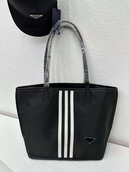 luxury desinger messenger bag brand nylon large-capacity leisure bag female 2023 new black striped sports fashion shoulder bag oxford joker
luxury desinger messenger bag brand nylon large-capacity leisure bag female 2023 new black striped sports fashion shoulder bag oxford joker