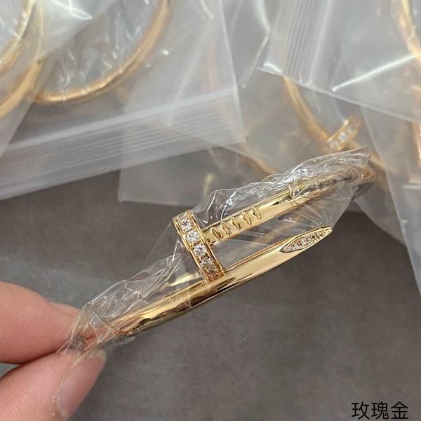 v gold head and tail nail bracelet cnc high edition hand inlaid diamond perfect character print couple style, Golden;silver
v gold head and tail nail bracelet cnc high edition hand inlaid diamond perfect character print couple style, Golden;silver