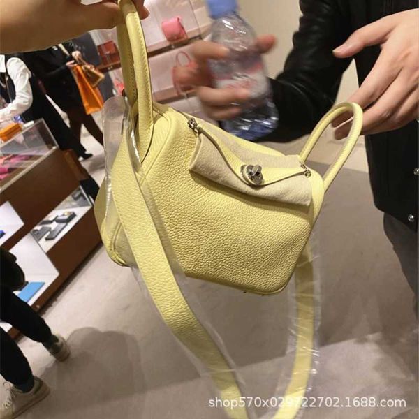 luxury hemrres tote bag 2023 new head layer cowhide lindys bag mini doctor leather shoulder pillow female yum2
luxury hemrres tote bag 2023 new head layer cowhide lindys bag mini doctor leather shoulder pillow female yum2