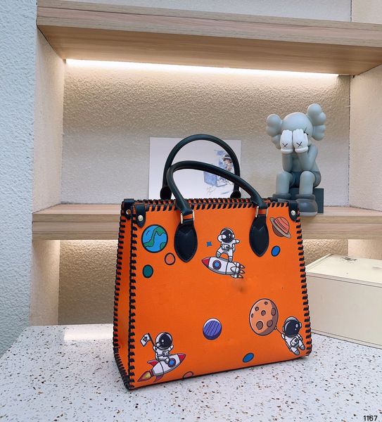 louls fashion designer tote bag luxurys handbags hand woven genuine leather material space planet print shopping bags designer bags33*28cm
louls fashion designer tote bag luxurys handbags hand woven genuine leather material space planet print shopping bags designer bags33*28cm
