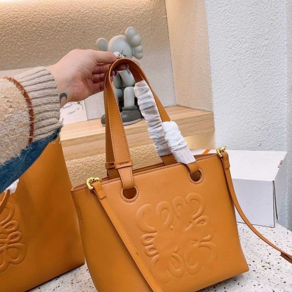 new luo yiwei handbag large capacity tote bag fashion euro american style commuter women's latest tiktok
new luo yiwei handbag large capacity tote bag fashion euro american style commuter women's latest tiktok