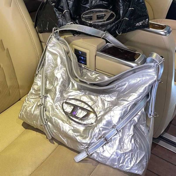 designer diesels d bag silver 2023 new large capacity american crossbody handbag tote locomotive big bs1k
designer diesels d bag silver 2023 new large capacity american crossbody handbag tote locomotive big bs1k