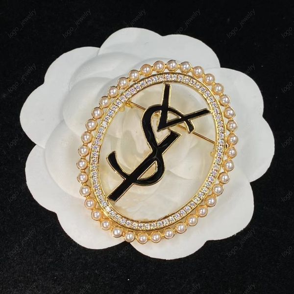 stylish pearl letter round brooches for men and women designer pins brooch jewelry with box, Gray
stylish pearl letter round brooches for men and women designer pins brooch jewelry with box, Gray