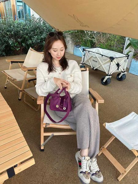 luxury hemrres tote bag lindys anemone purple bag mini square women's high-end leather doctor cross shoulder pc48
luxury hemrres tote bag lindys anemone purple bag mini square women's high-end leather doctor cross shoulder pc48