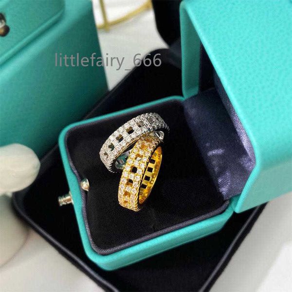 luxurys designers rings fashions t-grid diamond ring classic hollowed out essential gift for men women gold and silver 2 colors good nice
luxurys designers rings fashions t-grid diamond ring classic hollowed out essential gift for men women gold and silver 2 colors good nice