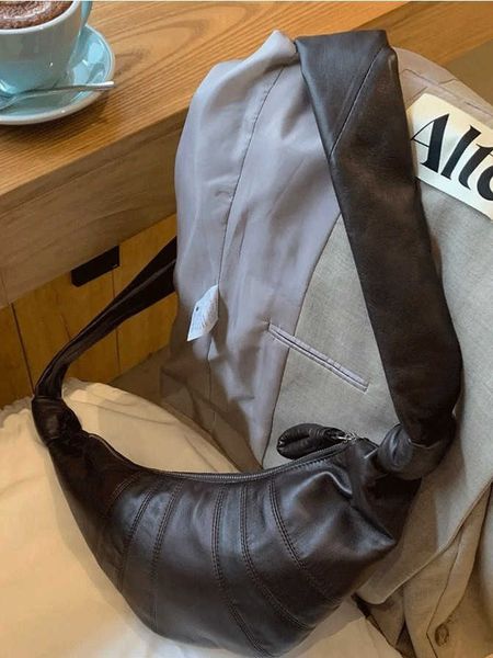 lemaire croissant messenger bag chest bag female autumn and winter french niche design high-grade texture leather dumpling bag
lemaire croissant messenger bag chest bag female autumn and winter french niche design high-grade texture leather dumpling bag