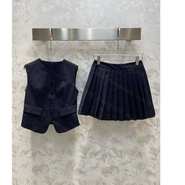23ss womens designer clothing skirt set waistcoat with pearl logo brooch pleated skirt sets womens clothing a1, White
23ss womens designer clothing skirt set waistcoat with pearl logo brooch pleated skirt sets womens clothing a1, White
