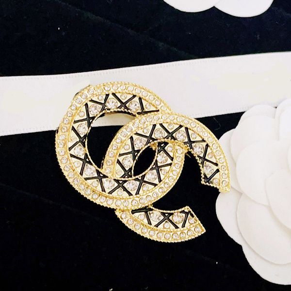 classic designer letter brooches 18k gold plated inlay crystal rhinestone jewelry brooch charm pearl pin marry wedding party gift accessorie, Gray
classic designer letter brooches 18k gold plated inlay crystal rhinestone jewelry brooch charm pearl pin marry wedding party gift accessorie, Gray