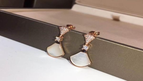 2020 new arrival white fanshaped with crystal earrings long stud with box and dast bag fashion design stud8613819, Golden;silver
2020 new arrival white fanshaped with crystal earrings long stud with box and dast bag fashion design stud8613819, Golden;silver