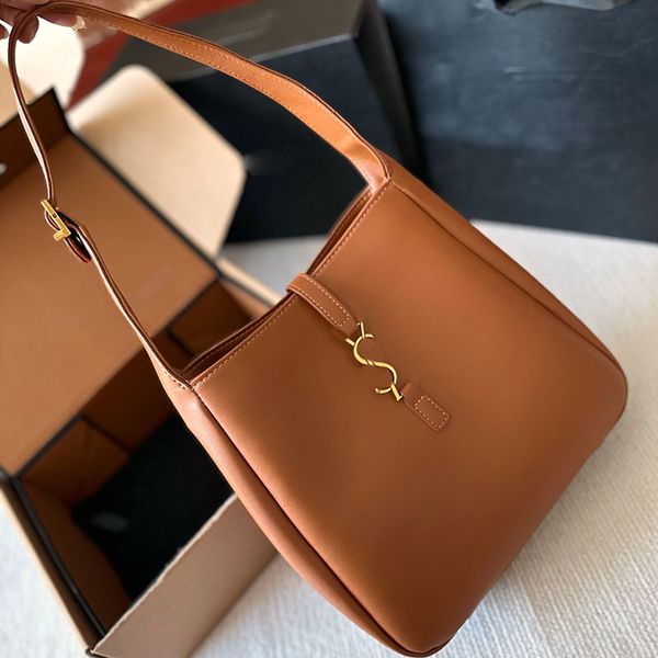 caramel woman designer medium hobo bag gold letter metal hardware adjustable leather strap large capacity shopping shoulder handbag luxury p
caramel woman designer medium hobo bag gold letter metal hardware adjustable leather strap large capacity shopping shoulder handbag luxury p