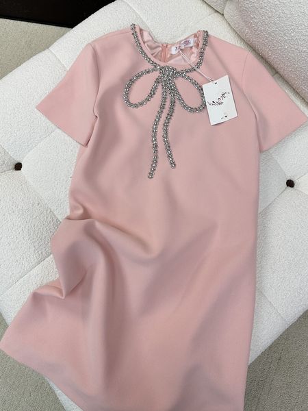 2023designer dress women designer clothing with a waistband and a slimming look. heavy duty rhinestone embroidered bow tie pink short sleeve, Black;gray
2023designer dress women designer clothing with a waistband and a slimming look. heavy duty rhinestone embroidered bow tie pink short sleeve, Black;gray