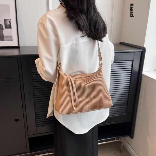 evening bags large capacity leather tote shoulder bag for women high fashion luxury handbags bucket crossbody designer 2023 casuals 230721
evening bags large capacity leather tote shoulder bag for women high fashion luxury handbags bucket crossbody designer 2023 casuals 230721